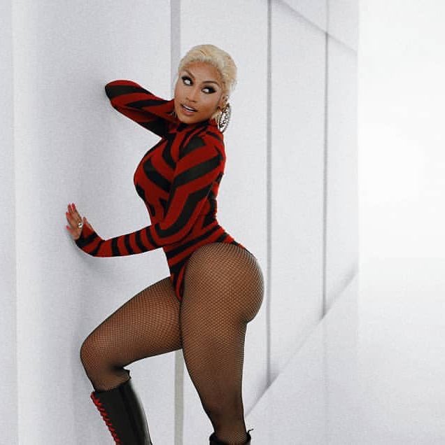 writerboy242_'s tweet photo. Nicki lost weight 😩 love her thick or skinny just BEAUTIFUL  #DipMusicVideo https://t.co/DLUGaJhMA4