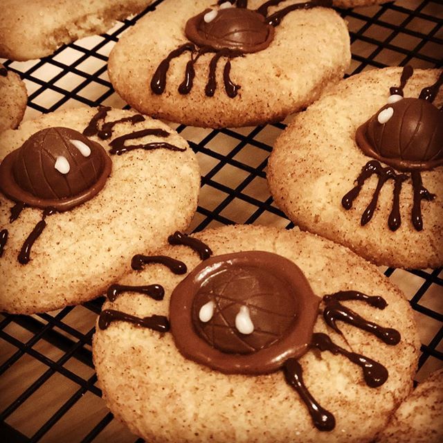 Tejal_x's tweet photo. @joshynatorr ’s Snickerdoodle spiders 🕷 🍪 #snickerdoodle #spiders #bakes #cookies #halloween #foodie #foodporn #baking #workbakeoff #kidsbake #startemyoung #bakingwithmum https://t.co/y6icUOyO6a
