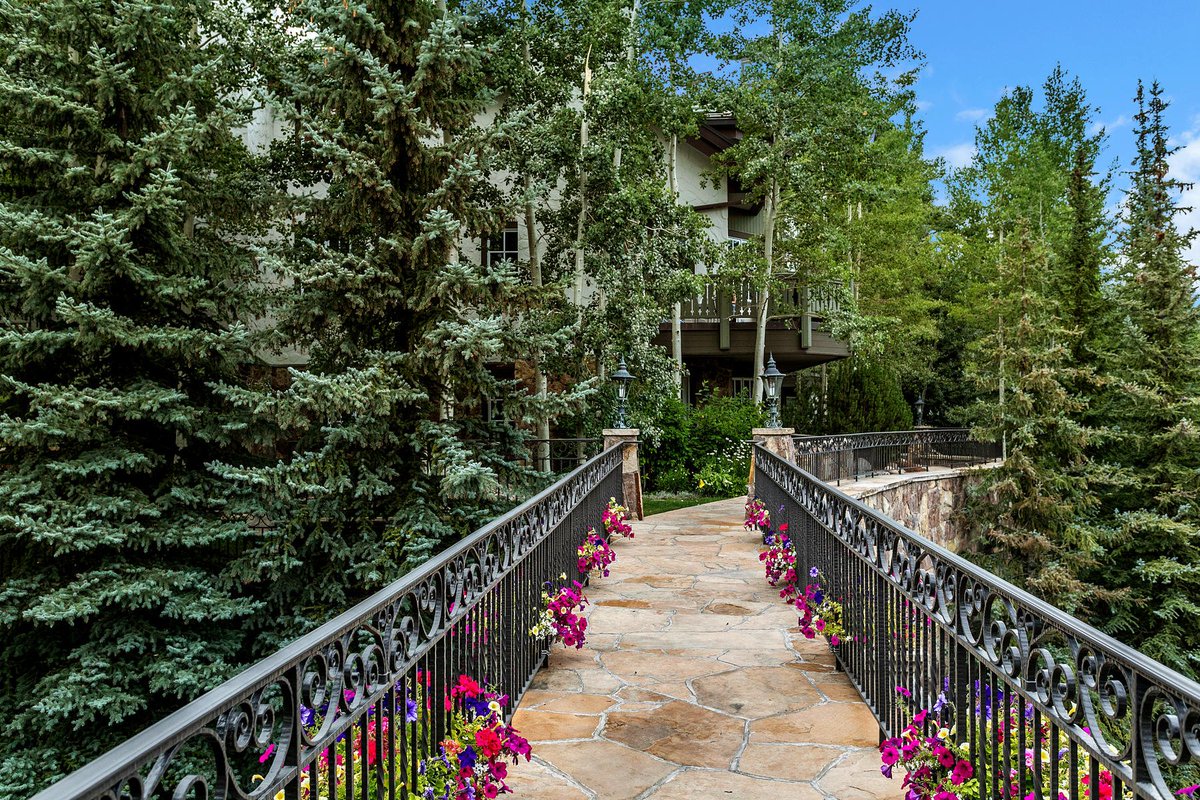 LIVSIR's tweet photo. Extraordinary Property of the Day: Experience the height of luxury and service at the Chateau in Beaver Creek, CO. https://t.co/owyi6DfSaX https://t.co/BvEdf8c7DR