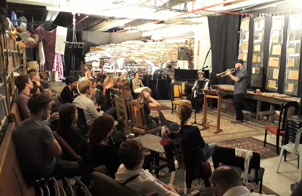 bpb_de's tweet photo. שלום aus Tel Aviv! 🇮🇱 12 Tage reisen wir mit 20 jungen Journalist*innen durch #Israel, treffen Medienmacher, Künstlerinnen und Wissenschaftler, um über Kultur, Konflikte und Geschichte zu sprechen. Zwischenfazit #1 Es ist kompliziert. 2# Es lohnt sich! #bpbisrael https://t.co/beLY46u7cg