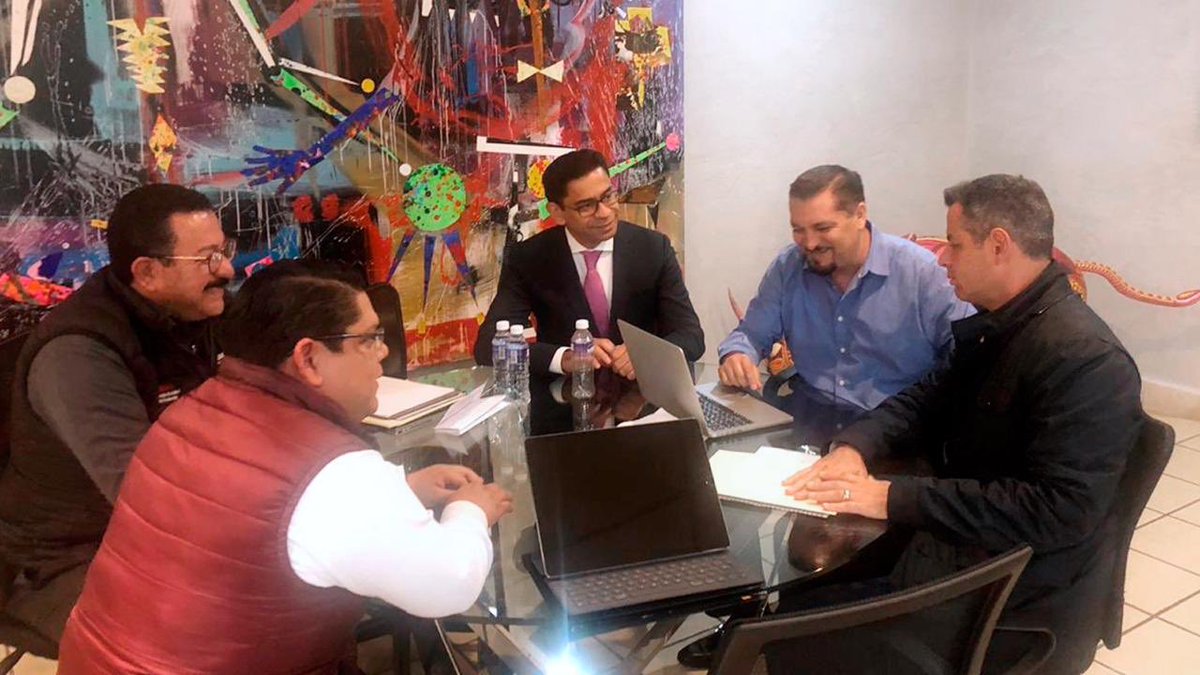 alejandromurat's tweet photo. En reunión de trabajo con el Presidente de la @canadevi en Oaxaca, el titular de la @Cevi_GobOax y el Consejero Jurídico del @GobOax, con quienes revisamos diversos proyectos de vivienda en favor de las familias oaxaqueñas. https://t.co/Bi9NTeGo6i