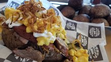 WYcain's tweet image. 😳smoked potato stuffed with a pound-and-a-half mix of BBQ pulled pork, brisket &amp;amp; hickory black pepper sausage, covered with creamy &amp;amp; spicy bacon jalapeño mac n’ cheese &amp;amp; creamy bacon gravy. topped with onion crisps - $12.#taternator @TXMotorSpeedway #nascar #bbq