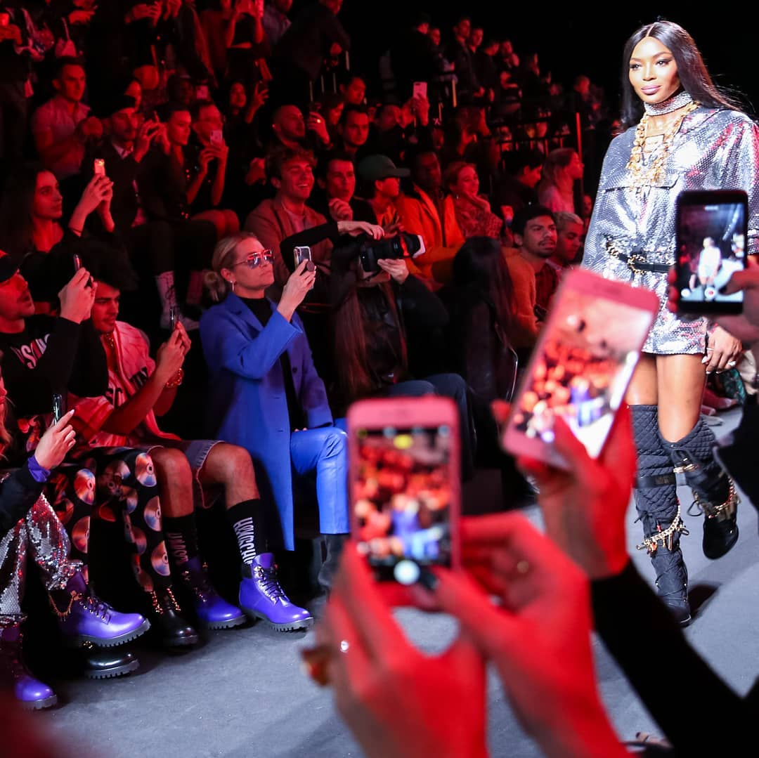 Then at the end of all kinds of fabulous happening around me Naomi Campbell starts down the runway #naomicampbell #hmoschino #hn #moschino #runwayshow #fashionshow #supermodel #originalsupermodel http://unnamedproject.com/featured/moschino/ … @NaomiCampbell @hm @Moschino