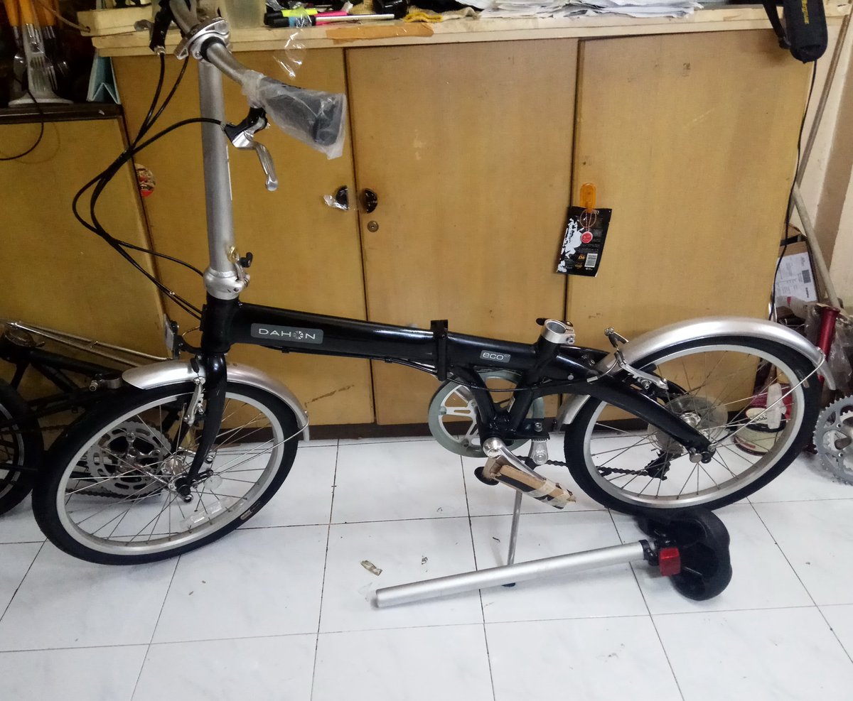 sepeda Lipat Dahon ECO C7 Original
SPESIFIKASI =
semua Part Original Pabrik 
Wheel Size : 20" 
Rp. Nego
#Dahon
#dahonEco
#WTS facebook.com/groups/4748991…