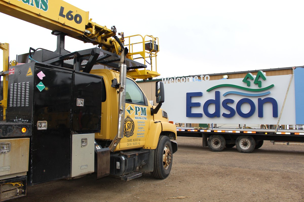 PMSigns's tweet image. What's 11' tall and glows in the dark?🎃

#yeg #yyc @townofedson #signage #signdesign