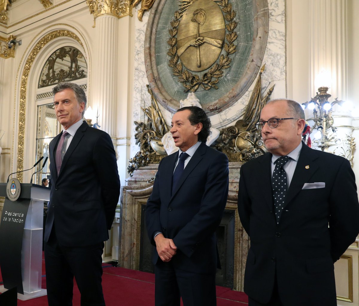 JorgeFaurie's tweet photo. Con @mauriciomacri y @dante_sica entregamos los #PremiosExportar en @CasaRosada, con los que se distingue anualmente a empresas y emprendedores de todo el país que realizan un aporte significativo a la actividad exportadora. https://t.co/uBThE6mbEf