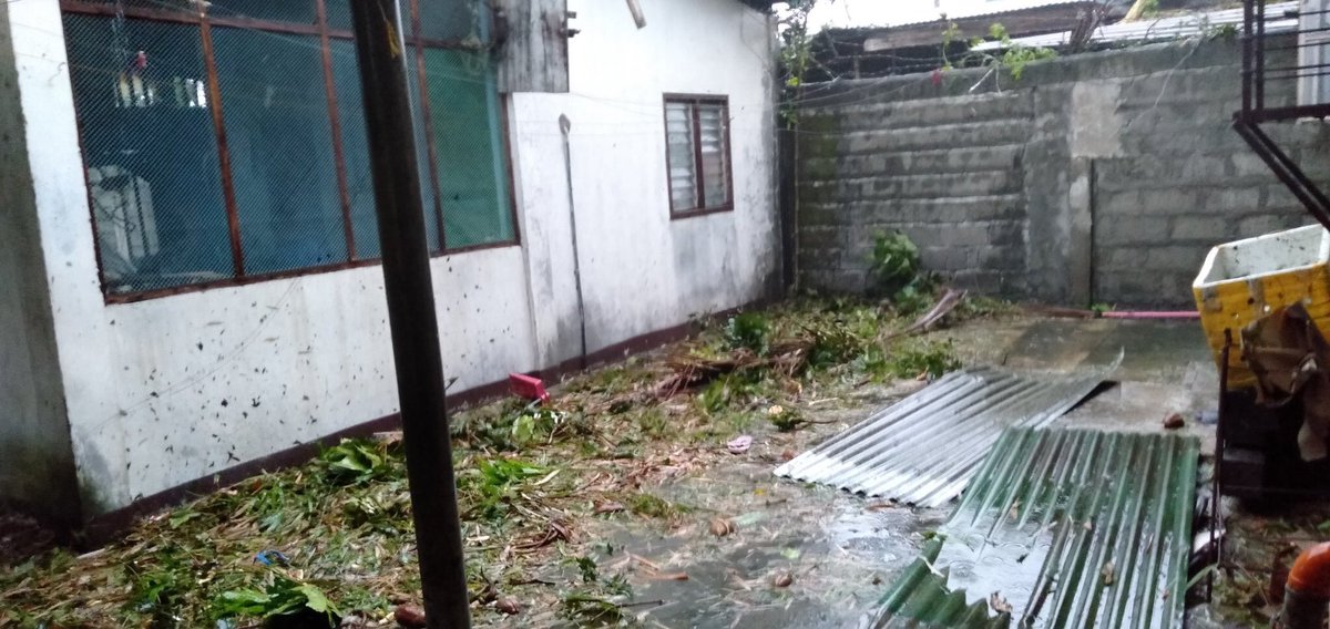 rapplerdotcom's tweet photo. @KurtAdrianDP LOOK: Destruction brought by #RositaPH as it traverses Northern Luzon. Photos were taken in Alicia, Isabela as of 7:25AM. 📷Zymon Pasajol || via @KurtAdrianDP https://t.co/PeHtPuBzWT