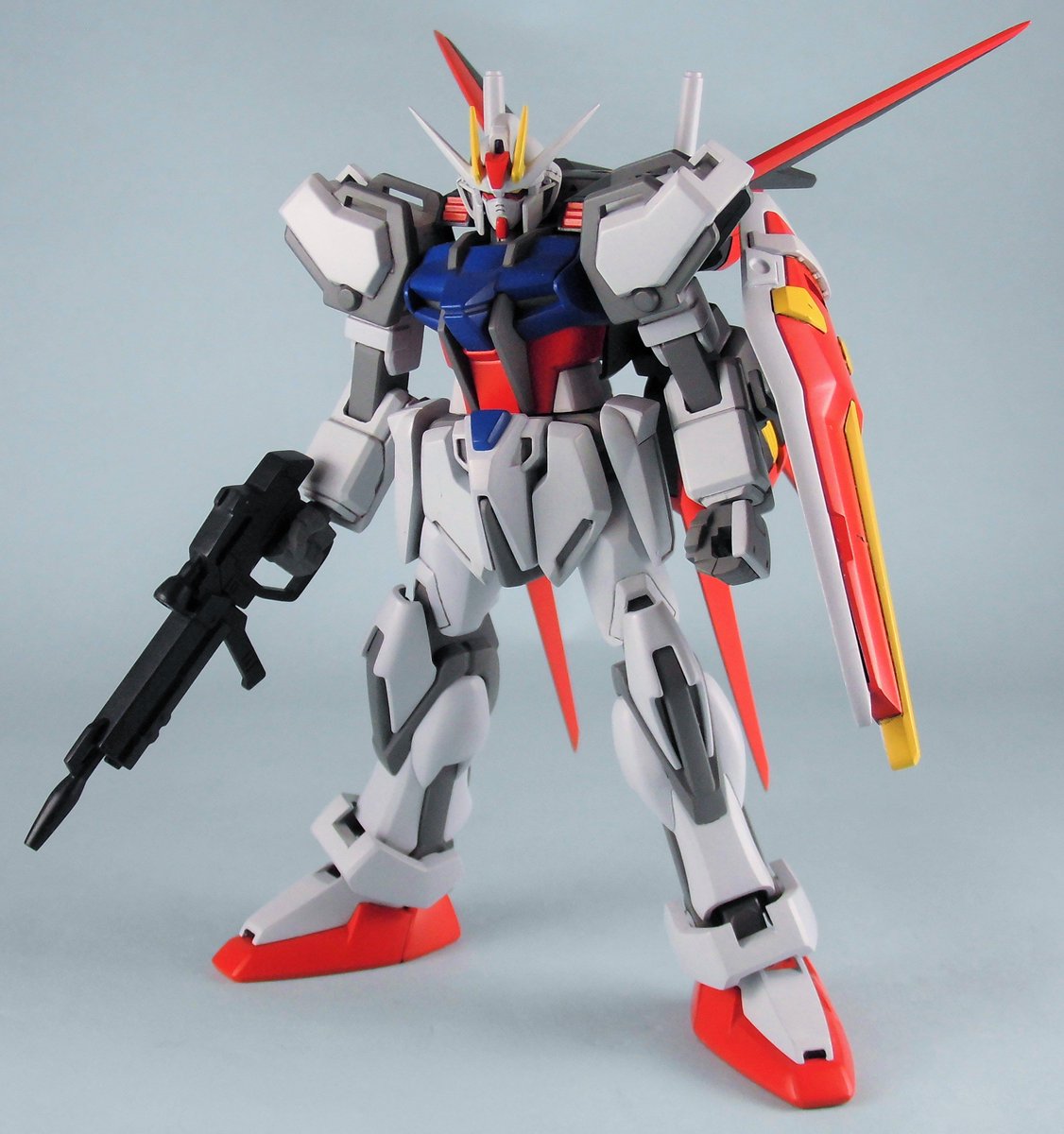 Tranabe ガンダムseedよりhgエールストライクガンダムです Hgceじゃなくて古い方のhgね パーツ分割や色分けに時代を感じますけど 何個も作ったので愛着ありますね ソードとランチャーはコレクションシリーズの物を流用できます 数年前に出た