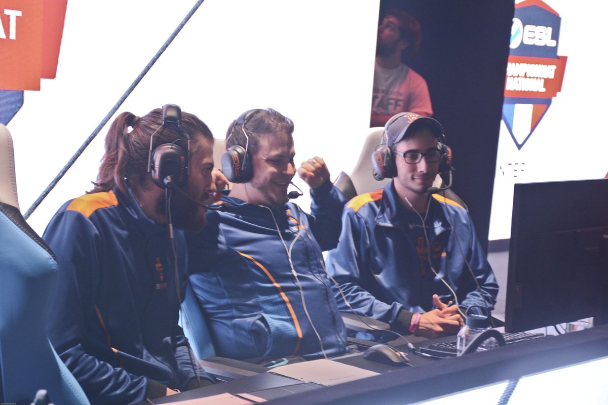 Clo_Hs's tweet image. 🏆Après un match serré vs @HeliosGamingFR, nous remportons le Championnat National Hearthstone Winter 2018 @ESLFrance lors de cette @ParisGamesWeek
Très fière de représenter @beGeniusESC et de manager @JohnnyBambou @AlivZTCG &amp;amp; @GUNTOFIRE! Vous êtes les meilleurs 😉
📷: @KB_Antho