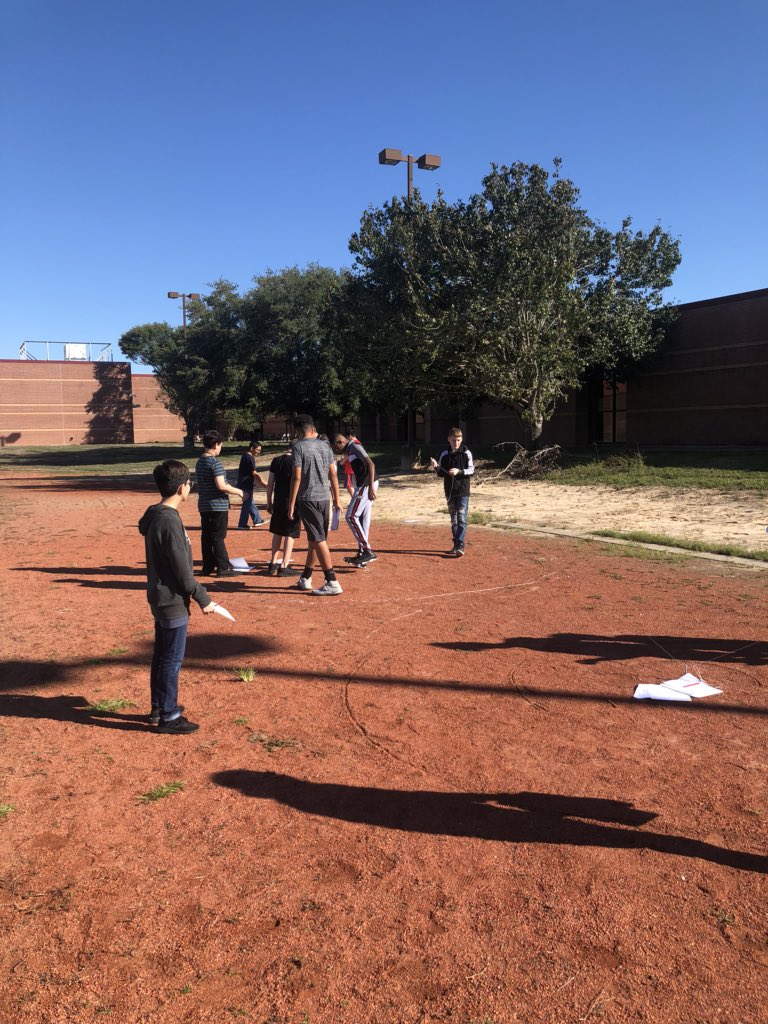 SandersBIS's tweet photo. The ratio of circumference to diameter is pi! #discoverylesson #handsonlearning #outdoormath @BulldogsBsi https://t.co/Z7ZYzOHZ4m