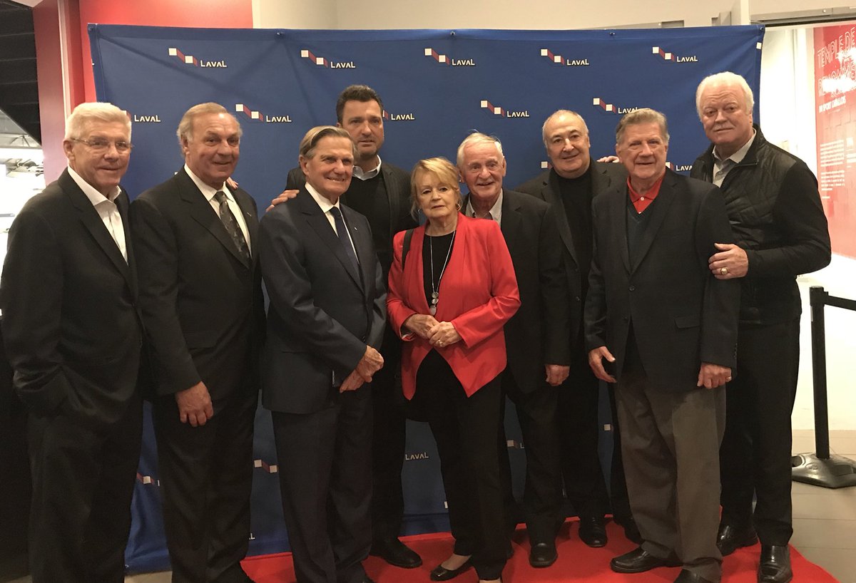 villedelavalqc's tweet photo. Henri Richard, un grand parmi les grands. Dévoilement officiel de l’œuvre d’art public @Place_Bell en hommage au légendaire hockeyeur lavallois ➡️ https://t.co/fne3GB37xC
#placebell #ancienscanadiens #canadiensdemtl #artpublic #henririchard https://t.co/NsVSB7UZQ2