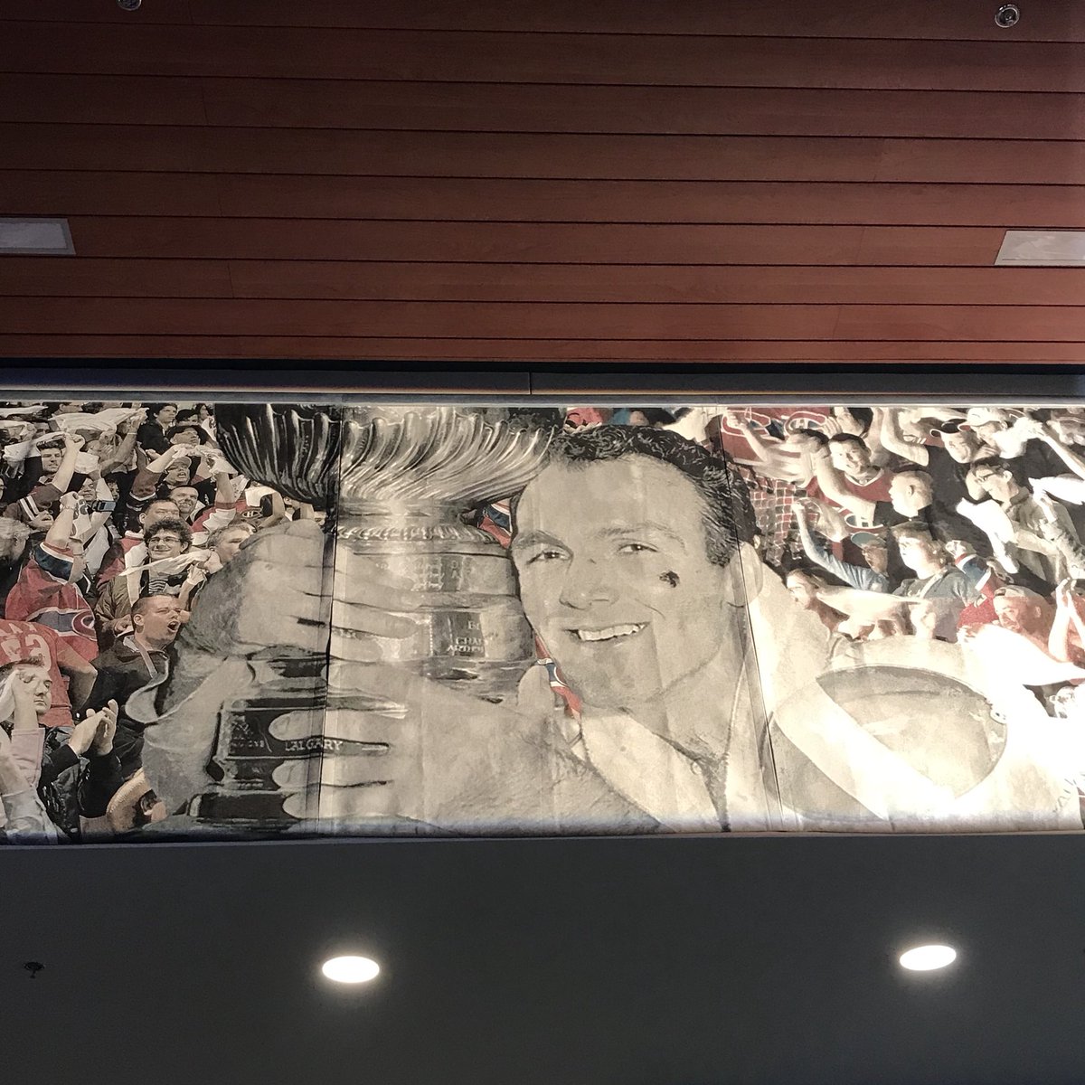 villedelavalqc's tweet photo. Henri Richard, un grand parmi les grands. Dévoilement officiel de l’œuvre d’art public @Place_Bell en hommage au légendaire hockeyeur lavallois ➡️ https://t.co/fne3GB37xC
#placebell #ancienscanadiens #canadiensdemtl #artpublic #henririchard https://t.co/NsVSB7UZQ2