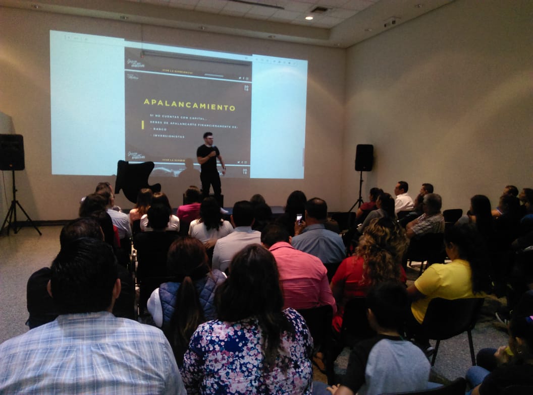 EditorialFont's tweet photo. El autor Álvaro Mathiew presenta #EmprendeTuVida en la #FeriadelLibrodeMonclova #Monclova https://t.co/hewXcYre3r