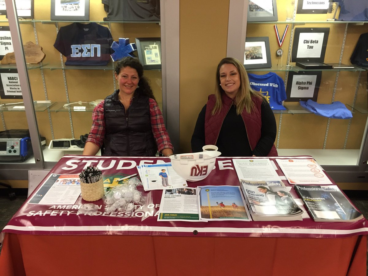 assp_eku's tweet photo. The ASSP EKU Student Section had a wonderful time hosting a table at the EKU open-house for high school juniors and seniors this weekend!  Best of luck to all the soon-to-be high school graduates! #classof2019 #classof2020 #futurecolonels #assp #eku https://t.co/IAVqbXdtD2