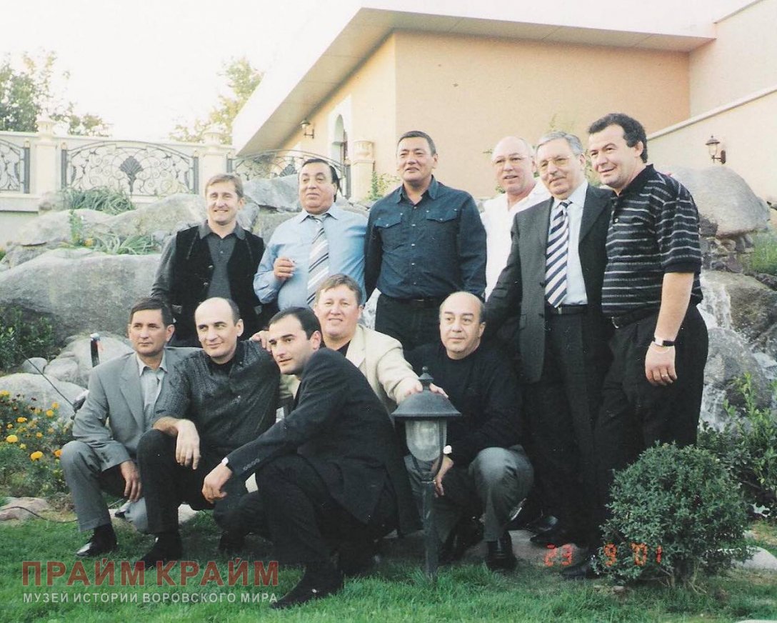 Бир суратда: Ўзбекистонлик машҳур шахс Ғофур Раҳимов ўғрибошилар даврасида

tomchi.su/?p=3499