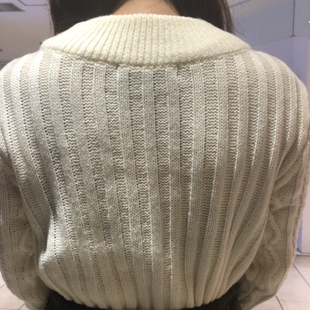 LyreBag's tweet photo. こち���の編み目が可愛いニットは3色展開😉🎶
どのカラーも合わせやすく、下にスカートを履いて頂いてもデニムと合わせて頂いても可愛く着こなせます💁🏼‍♀️🌟寒くなってきたのでニットの出番ですね❄️ https://t.co/pCoP4SerE3