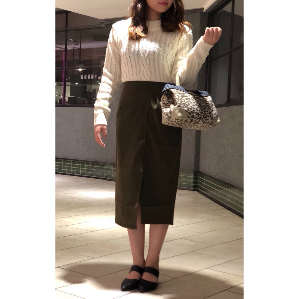 LyreBag's tweet photo. こち���の編み目が可愛いニットは3色展開😉🎶
どのカラーも合わせやすく、下にスカートを履いて頂いてもデニムと合わせて頂いても可愛く着こなせます💁🏼‍♀️🌟寒くなってきたのでニットの出番ですね❄️ https://t.co/pCoP4SerE3