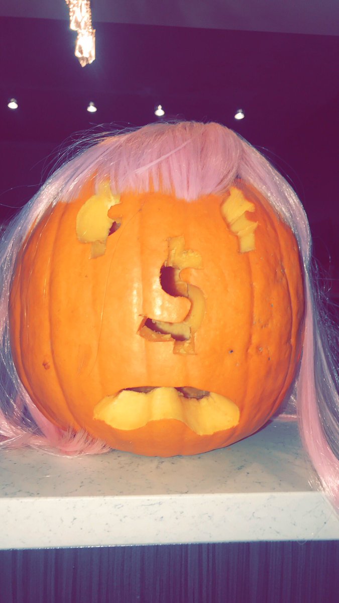 BiancaCoon's tweet photo. @econ200_ua  #EconHalloween 
Me and William the Wall Street pumpkin 🎃👻 all he sees is that cash flowwwww https://t.co/V7hLuVdPNb