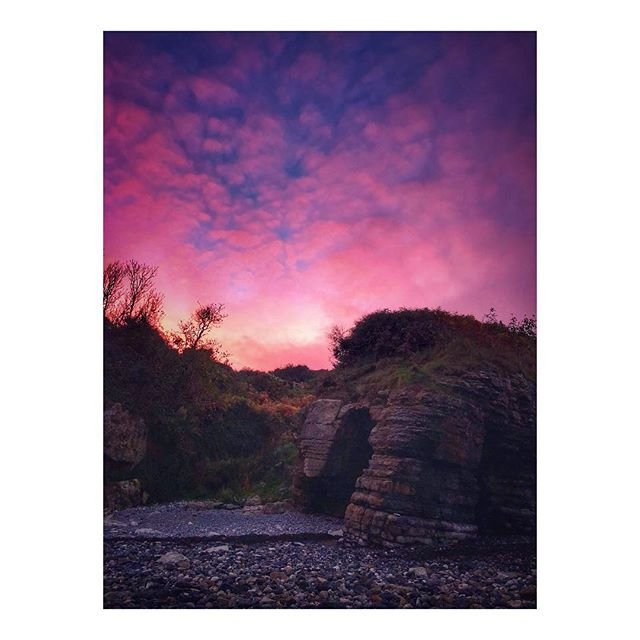 ...Tonight be like...💗💜
.
.
.
#getoutdoors #explore #wanderlust #outdoorlife #gooutdoors #onehouroutside #outdoorlife #exploremoor  #ordnancesurvey #itstimetogetout #getoutmore #girlsthathike #coast #uk #freetoroam #nature #trek #ukhiking #sunset ( #📷 @hikergoon )