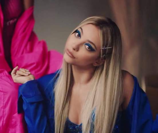 ItsMigueAlmiron's tweet photo. @NICKIMINAJ It's the Queen and @LittleMix, skated on 'em, sorry.
Stream #WomanLikeMe and #Queen https://t.co/qLHecFJ3zI