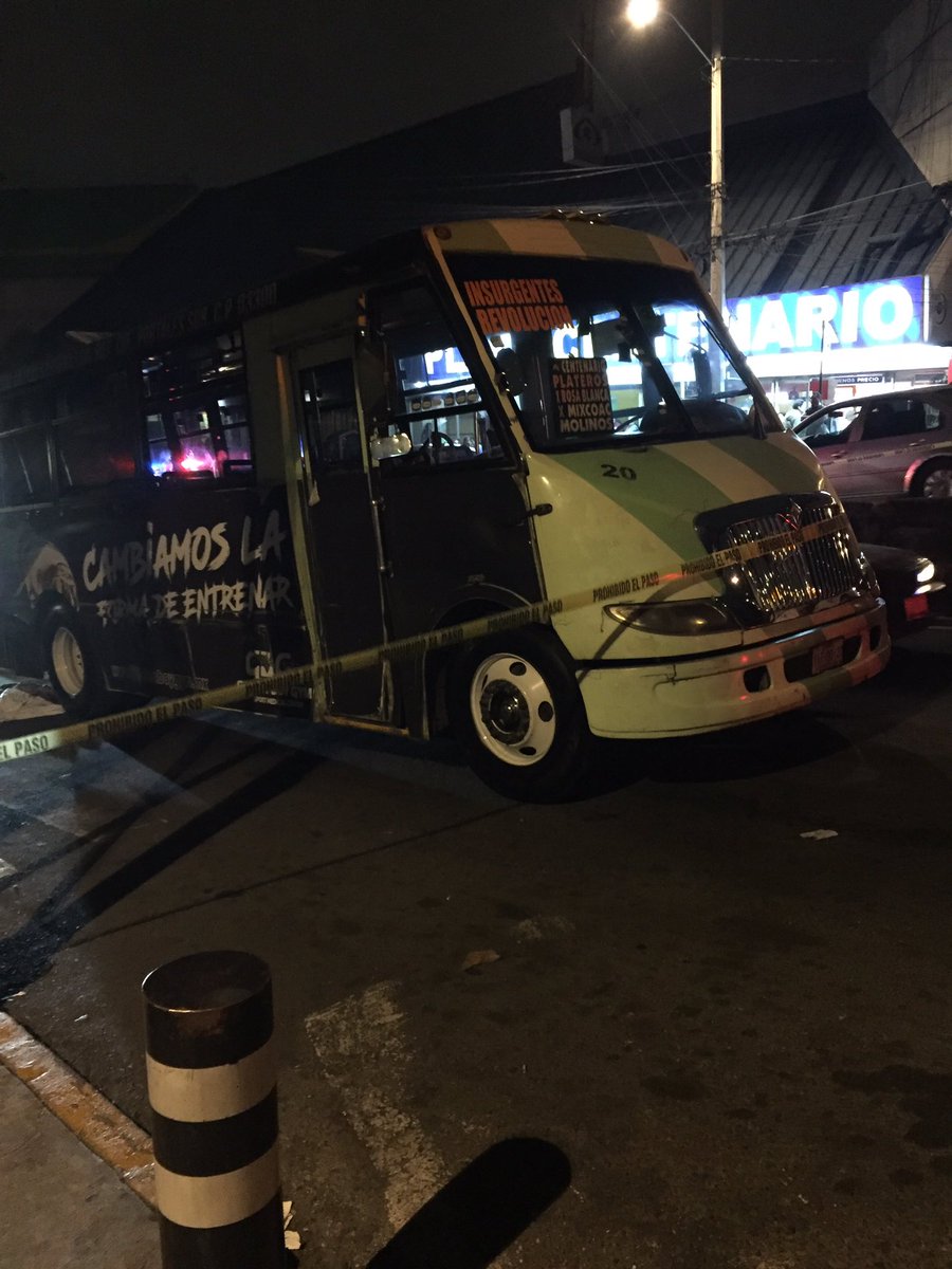 RecupPlateros's tweet photo. Camión de la Ruta 117 atropella mujer que falleció en el lugar, frente a la bodega Aurrerá Centenario #LomasDePlateros cuantos más? @DENUNCIAINVEAMX @inveacdmx @SSP_CDMX @AlcaldiaAlvaroO @amievajoserra @Poder_AG_AO @trinohernandez @AristeguiOnline https://t.co/rmOgm93NWJ