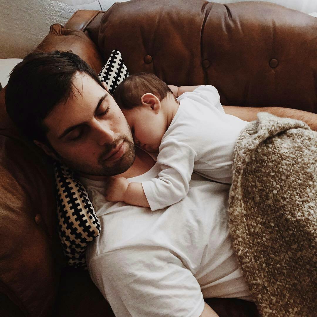 Милый сын. Папа и дочки мусульманские. Милый сын. Милый сынок. Красивый папа.