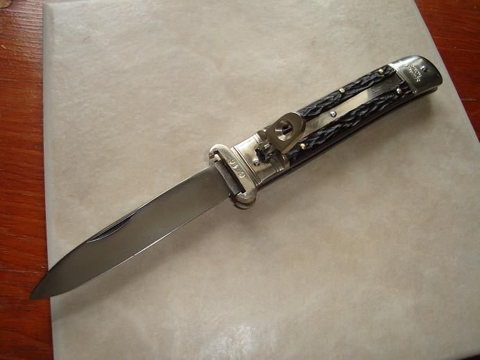 MidnightSlasher's tweet photo. Who else has ever wanted one of these, oh and this isn’t any normal switch blade. It’s Johnny Cade’s from the outsiders #Bestbookever #johhnycade #switchblade https://t.co/3PO0AIPpQ5