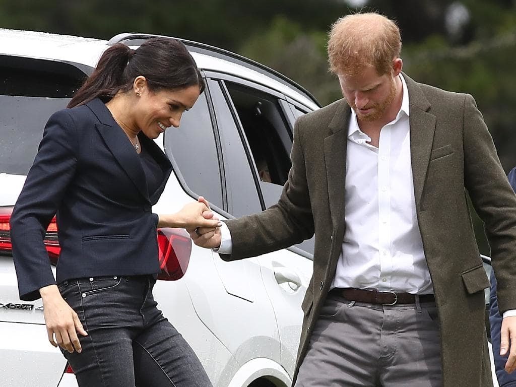 andrew_hough's tweet photo. Duchess of Sussex - NZ gumboot throwing champion. My #RoyalVisitNZ day3 dispatch. 
https://t.co/UbZa1vT4O8 #RoyalTourNZ #RoyalTour (via @couriermail) https://t.co/w9cCbildys