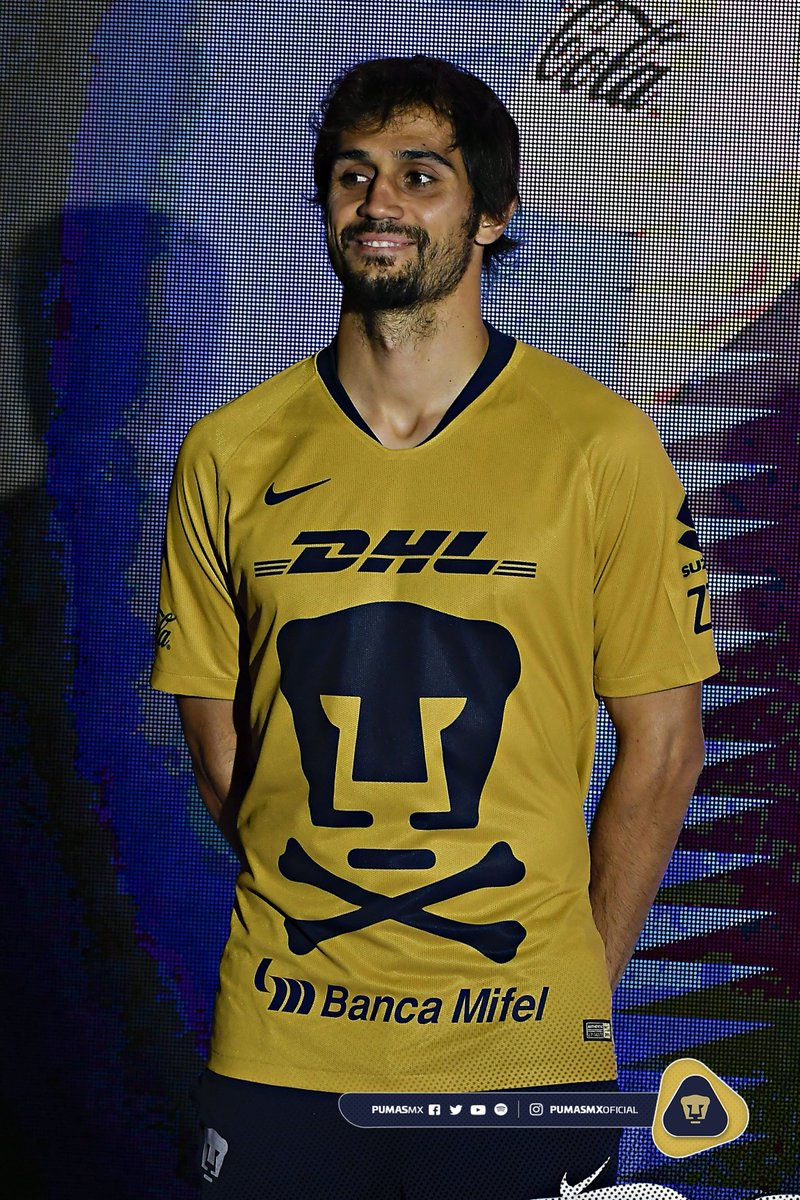 Alejandro Arribas con el nuevo jersey de Pumas