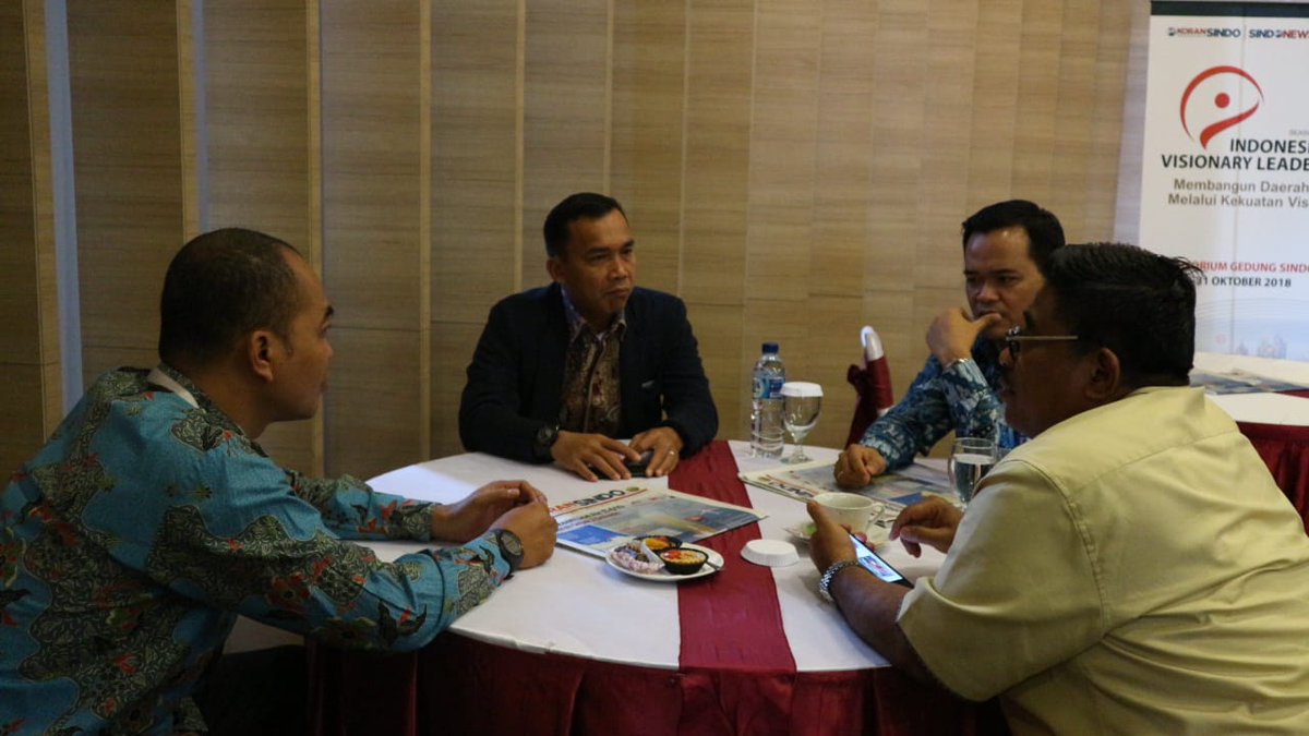 Bupati Batang H. Wihaji berbincang santai dengan expert panelis #SINDOIVL2018 sebelum melakukan presentasi.