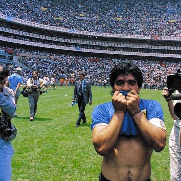 saluzzo_alberto's tweet photo. Algún día tus hijos y los hijos de tus hijos preguntarán quien fue Diego Armando Maradona... Si no lo hacen fijate, porque fallaste en algo. Gracias por todo, feliz cumpleaños al más humano de todos los dioses. Yo conservo el deber de la memoria. Único e inigualable.. https://t.co/FrGZmWhHeC