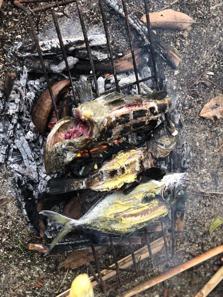 खाने से ज़्यादा उस दिन बनवाने में और पकड़ने में मज़ा आता रहा।करीब 30 मिनट तक आग पर पड़ी रहने के बाद एक चटाई पर एक प्लेट में मछलियाँ परोस दी गई।चार में से खाने वाले एक ही जनांब थे तो तीन में से सिर्फ आधी मछली ली गयी और बाकी उन्ही बच्चो को दे दी गयी जो उनके लिए एक पार्टी समान था।