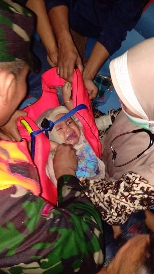Banyak postingan foto di media sosial bahwa ada bayi penumpang pesawat JT-610 yang selamat. Foto bayi ini adalah bayi yang selamat dari tenggelamnya kapal KM Lestari Maju, di Perairan Selayar, pada Selasa 3/7/2018. Jadi info tersebut adalah Hoax. Jangan menyebarkan hoax.