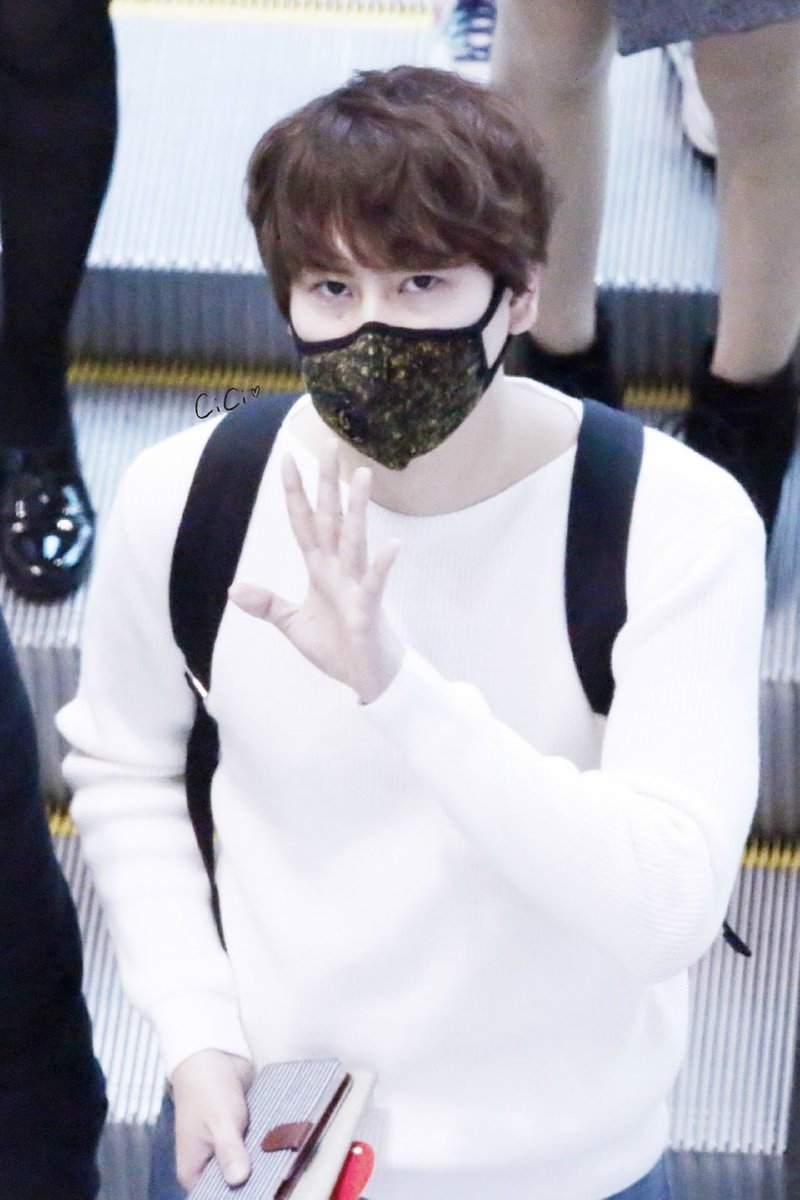 kLinoRo_nox's tweet photo. Nuestro ChoKyu y su moda de aeropuerto โ๐ง๐
Tan guapo!! @GaemGyu ๐๐
๐นCr: Cici
#D_189 #WaitingForKyuhyun #Kyuhyun #๊ทํ #๊ทํ์_์ฌ๋ํด #๊ทํ์_๊ธฐ๋ค๋ฆด๊ฒ #๋ค์๋ง๋๋๋ ย ย #ใญใฅใใงใณ https://t.co/0eJ8H3BXaL