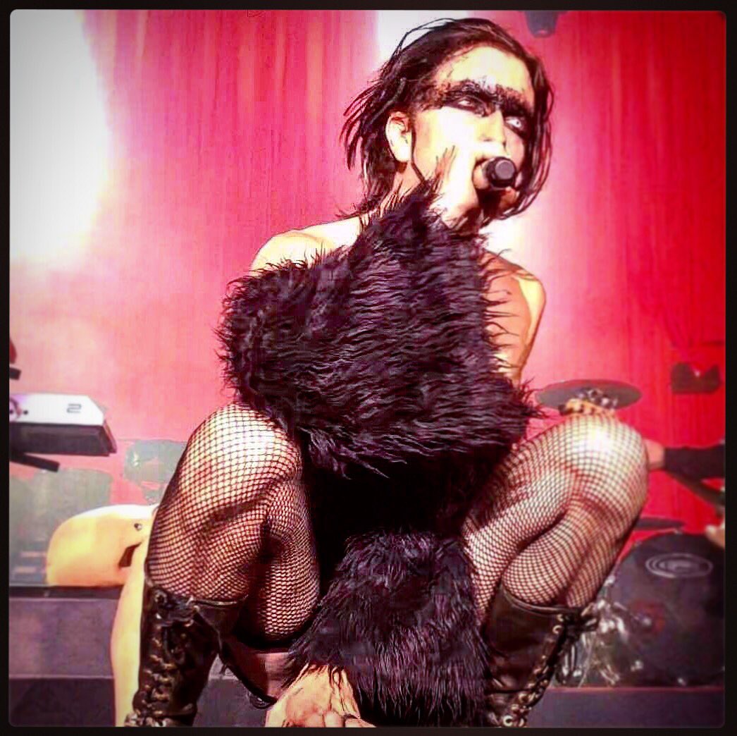 DttW1996's tweet photo. Saturday our @marilynmanson joined #mOBSCENE #ArlingtonMusicHall for a #HalloweenTribute show that killed! 🔪 this Wednesday 10/31 @GasMonkeyBar &amp; Grill it happens again in Dallas! What will you come dressed as? https://t.co/TJlYgL4tdP