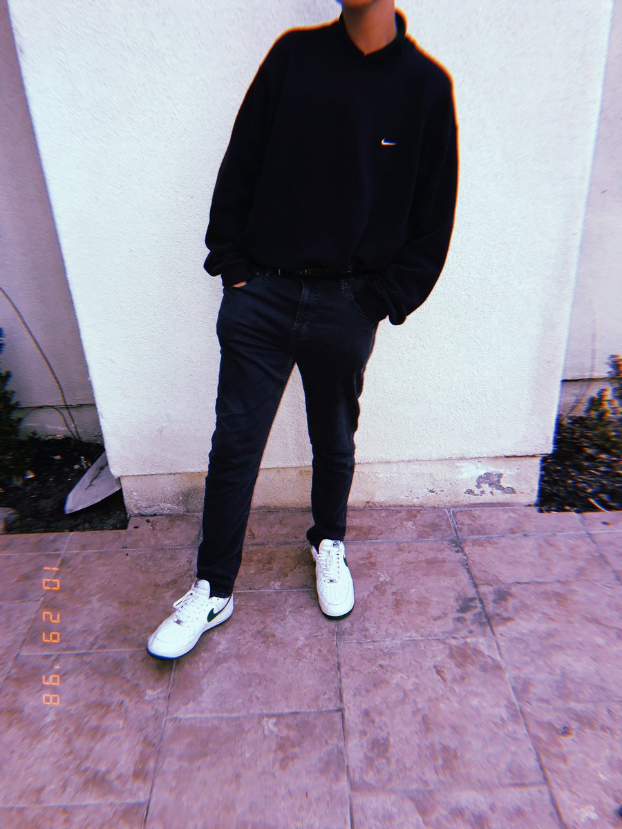 DefaultPurple's tweet photo. @StopKart You can’t really see the collar with the filter but it’s a green polo under and there’s a belt separating the sweatshirt and the pants 🇲🇽chicanos for life lgtb https://t.co/HAoINMYF3M