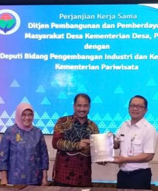 Penandatangan Nota Kerjasama Pengembangan Desa Wisata Berbasis Pembangunan dan Pemberdayaan Masyarakat Desa antara Dirjen PPMD dan Deputi Pengembangan Industri Dan Kerjasama Pariwisata Kemenpar disaksikan Menteri Pariwisata, 30 Okt 2018 #DesaBangunIndonesia