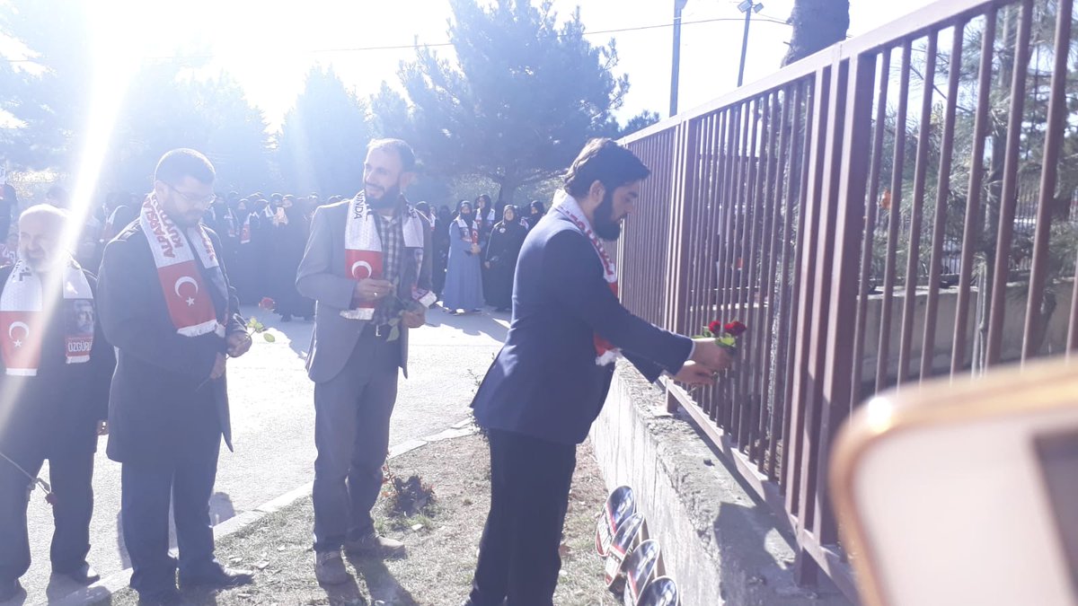 alparslankuytul's tweet photo. Alparslan Kuytul Hocaefendi'nin Sevenleri 8 Kasım'a Sayılı Günler Kala Bolu F Tipi Cezaevi Önünü Güllerle Donattı.

#8Kasım
#HocamİçinBirGül https://t.co/aOdavwMMN2