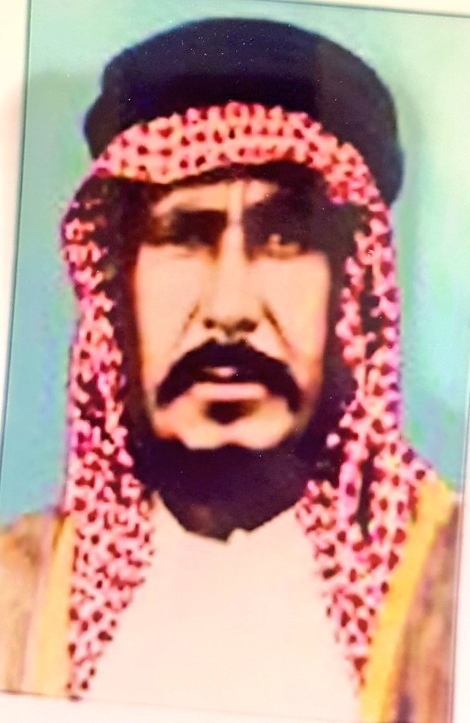 الشيخ العقيلي الوجيه
#المفوض_عبدالعزيز_عبدالله_الصقير ولد في
#القرعاء_شمال_بريده_القصيم ١٣١١هجري من رجال
#العقيلات عميد البيت النجدي في بغداد كلفه الملك عبدالعزيز مفوضا لخبرته بقبائل العرب عمل بالديوان الملكي ثم ملحق في وزارة الخارجيه  عمل مستشارا ١٣٧٥سفيرا لدى لبنان١٣٧٨هجري