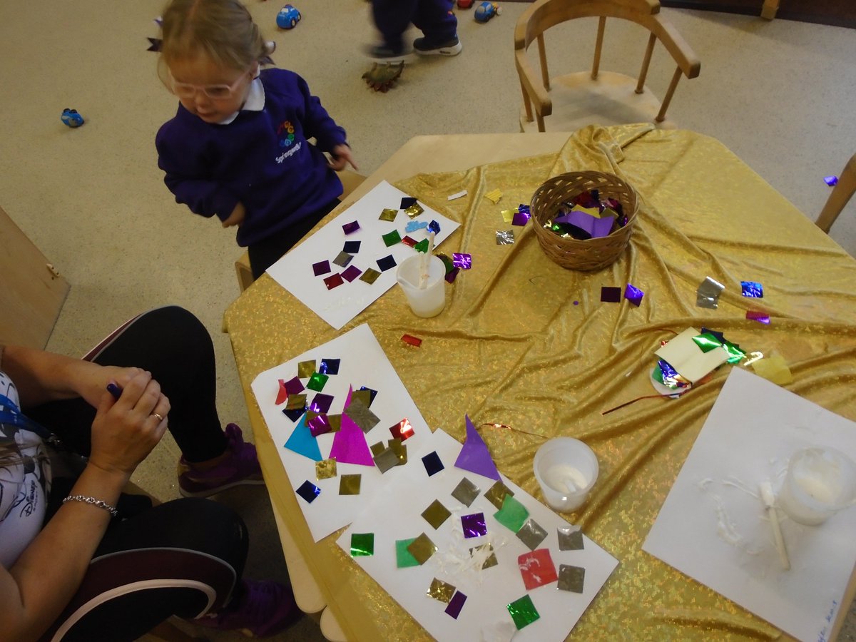 2_nursery's tweet image. @Springwellpark_ Little explorers celebrating Maths #sortingshapes