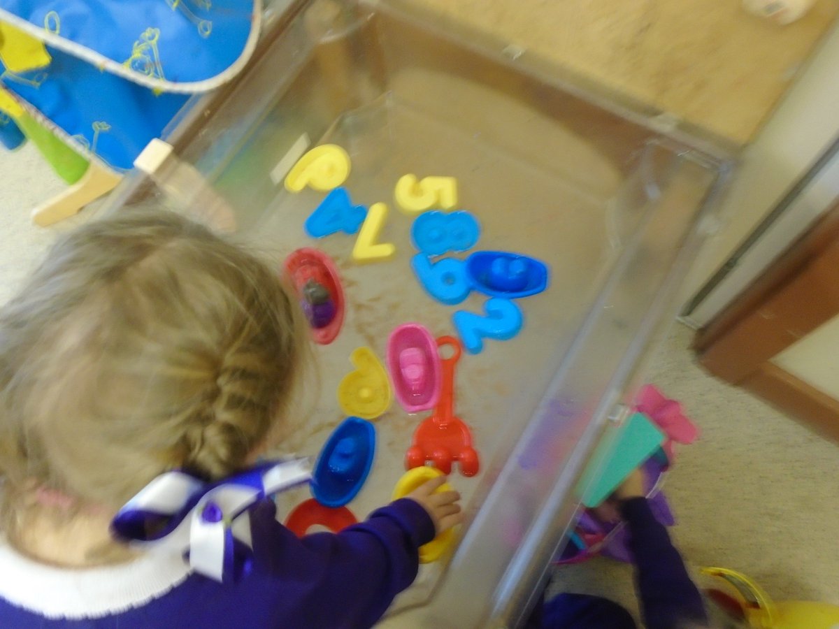 2_nursery's tweet image. @Springwellpark_ Little explorers celebrating Maths #sortingshapes