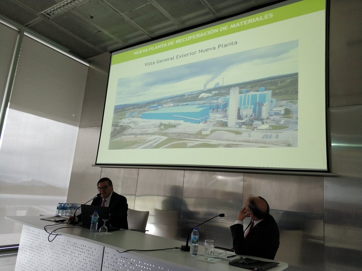RedeREGATA's tweet photo. Isidro Garcia, director general de SOGAMA, presenta los planes de gestión industrial para los próximos años y la nueva planta de recuperación de materiales @citexvi @EASogama @uvigo https://t.co/JFJI5dhM66
