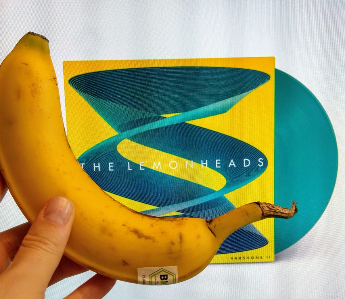 finestvinyl's tweet photo. Warum das Cover der @TheLemonheads Special Edition von #Varshons2 nicht nach #Zitrone, sondern nach #Banane duftet, muss uns @firerecordings bei Gelegenheit erklären.  https://t.co/ds62m1OYzA Grünes Vinyl! #ScratchNSniff #Vinyliebe #Serviervorschlag https://t.co/VVwuvmgizx