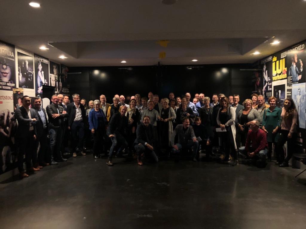 Trendverkenners <a href="/JanHenkB/">JanHenk Bouman</a> en <a href="/Wimzegt/">Wim van Rooijen</a> laten je dwangbuis uitdoen in #UITBEDWANG #inspirerend en #persoonlijk <a href="/FlintAmersfoort/">Flint</a> met de #businessversnellers @patricksteg <a href="/bartvermeulen24/">Bart Vermeulen</a> @joepfiret