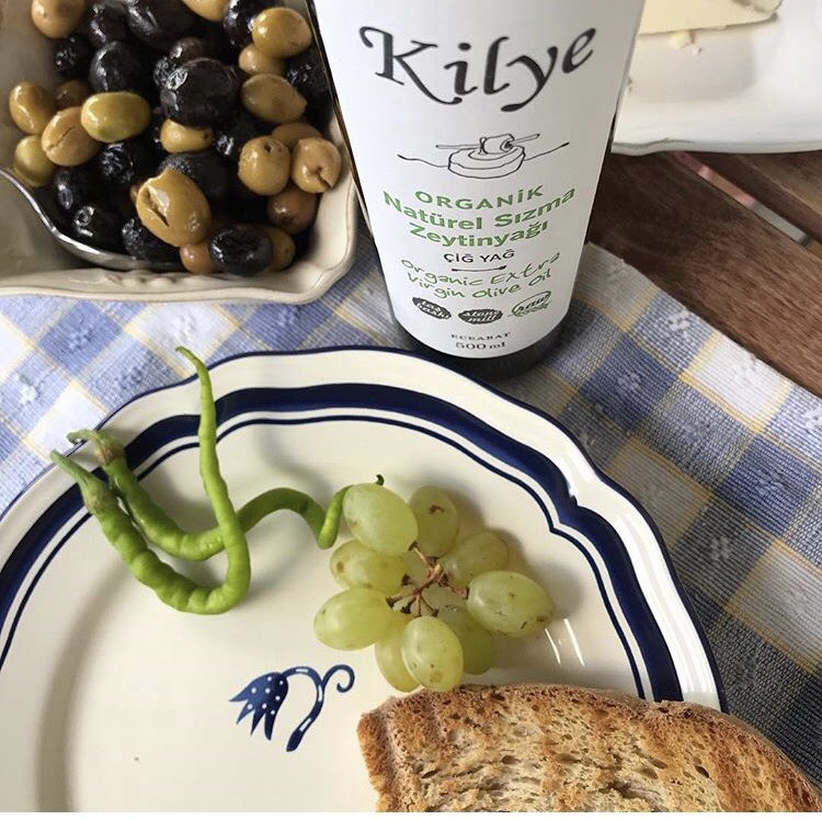 Yeşil ışık🌿 Böcek ilacı kullanılmaz. Organik sertifikalıdır.  #kilye #kilyedoğal #natural #seasonal #foodproducts #zeytinyağı #nonpesticides #haszeytinyağı  #sızmazeytinyağı #zeytin #eceabat #geliboluyarımadası #extravirginoliveoil #oliveoil #antioxidant #turkey