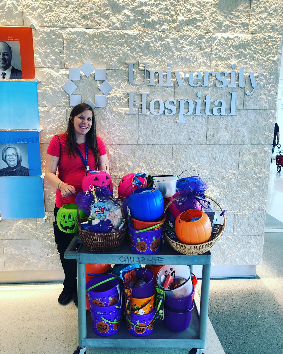 ByThatOneGirl's tweet photo. 🎃🍭🎃🍫🎃🍬 Did a drop-off of 100 Halloween Baskets 4 the #strong kiddos in the hospital!!! #epilepsy #seizures #EpilepsyAwareness #epilepsymyfamilyandme #hospital #hospitalbaskets #Halloween #Halloween2k18 #TrickOrTreating #health #Healthcare #Pediatrics #pediatric #Donations https://t.co/601ovSIxWT