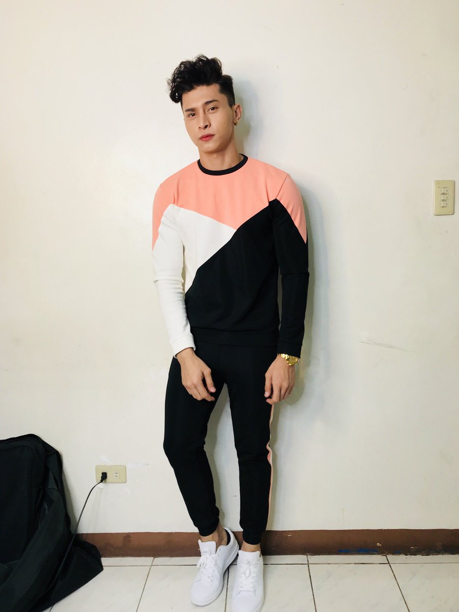ItsThomAnselmo's tweet photo. 🤗

Wearing @iaoeclothingph 👌🏻

Follow me on IG: @thomasanselmo06 
 
#Bts🎬 #CommercialChallenge
#GlobalAsianModelPhilippines2018  #GlamPH2018 #EmpirePH #ThomasForGlamPH2018 #DermaworldBaby #ABeautifulExpression #AbeBae #GoldsGym #StrongerWithGoldsGym https://t.co/px7CFqVklY