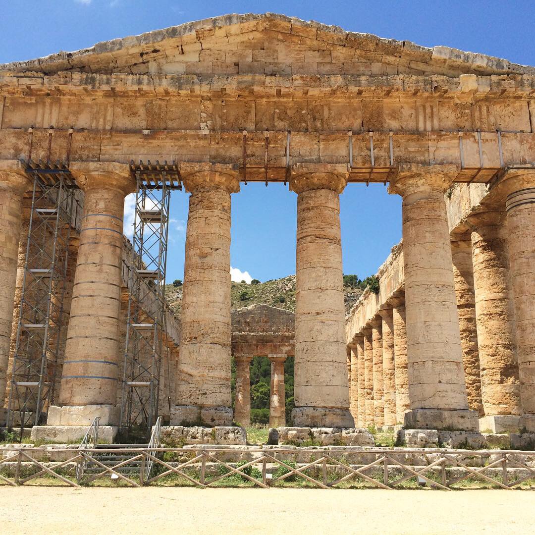 alexdimaio's tweet photo. No, they are not ruins of an ancient #Greek city, but of #Segesta, one of the major cities of the Elymian people, one of the 3 indigenous peoples of #Sicily. Greeks considered them as barbarians. The #Hellenization of Segesta happened very early and had profound effects. #history https://t.co/72G4n0tpzp