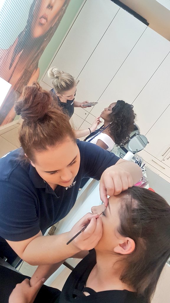 Lungie_Mazibuko's tweet photo. Weekend things😎 

The first photoshoot for the Face of Free State Fashion Week Winners and Model of the year❤
Thanks to Kryolan for the make up💞
#fofsfw 
#FSFW18
#Kryolan
#SunWindmill 
#MimosaMallYourMall https://t.co/wK9DK79KNF