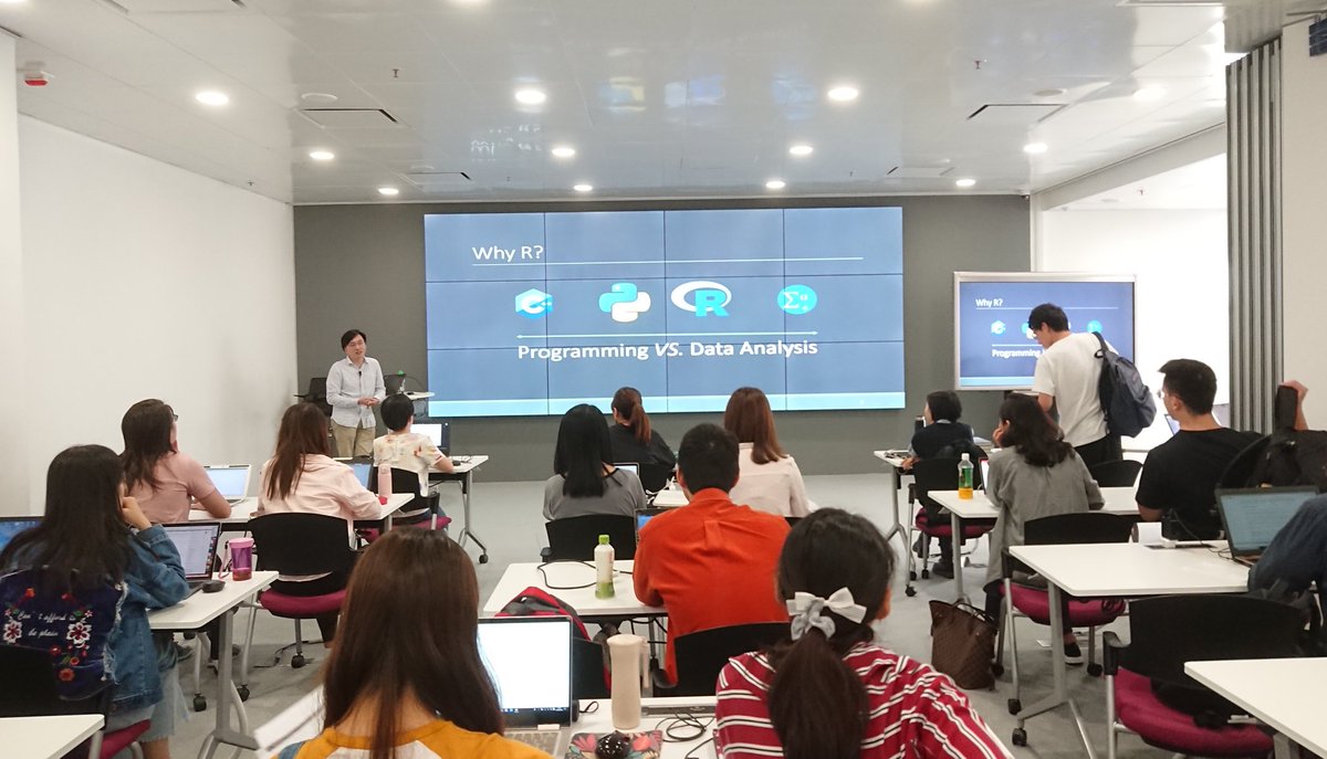 cuhklibresearch's tweet image. Prof. Liang Hai @drhailiang from JLM, who is expert in text-mining and analysis, is invited to teach about R programming in #DSLab this afternoon. It&apos;s full again! #CUHKLIBRARY